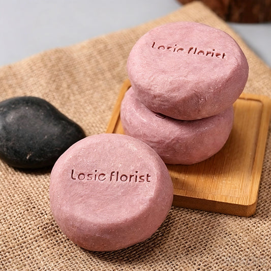 This handcrafted soap, made with roselle, aged tangerine peel, and rosewood, features soft pink hues. Formulated with select botanical ingredients, it offers a gentle, soothing cleansing experience and natural care for your skin.