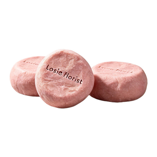 This handcrafted soap, made with roselle, aged tangerine peel, and rosewood, features soft pink hues. Formulated with select botanical ingredients, it offers a gentle, soothing cleansing experience and natural care for your skin.