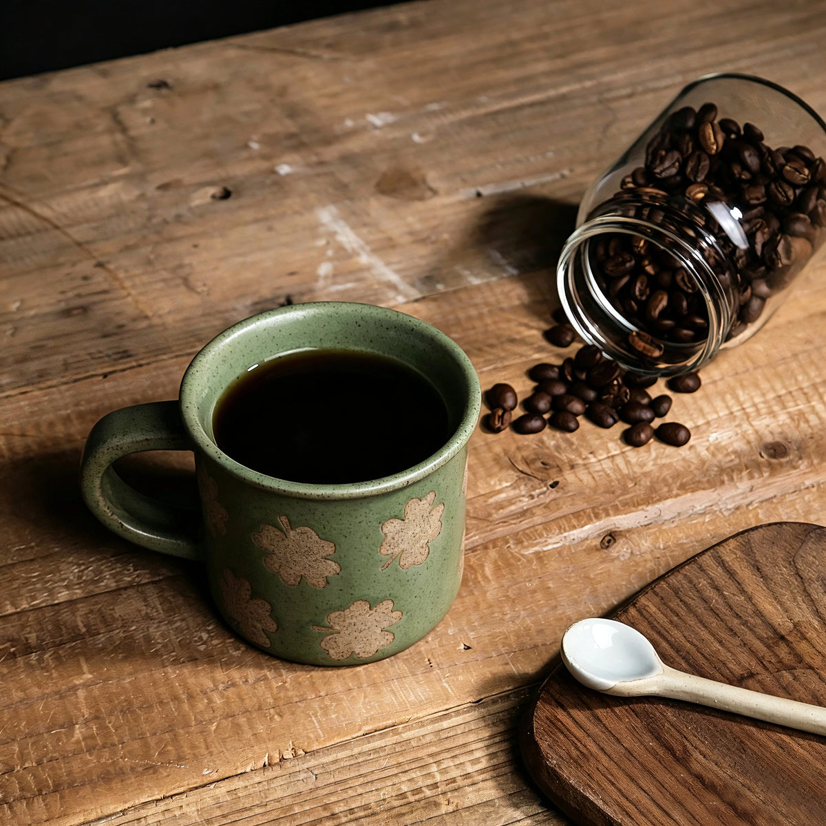 This vintage rough‑ceramic coffee mug comes in two styles, featuring a muted green speckled glaze full of rustic charm. One version is decorated with delicate four‑leaf clover patterns, while the other adopts a two‑tone color‑block design. It is ideal for enjoying coffee, tea, and daily hot drinks.
