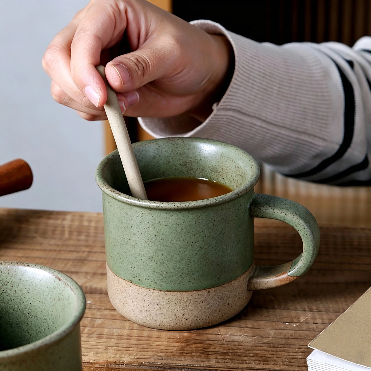 This vintage rough‑ceramic coffee mug comes in two styles, featuring a muted green speckled glaze full of rustic charm. One version is decorated with delicate four‑leaf clover patterns, while the other adopts a two‑tone color‑block design. It is ideal for enjoying coffee, tea, and daily hot drinks.