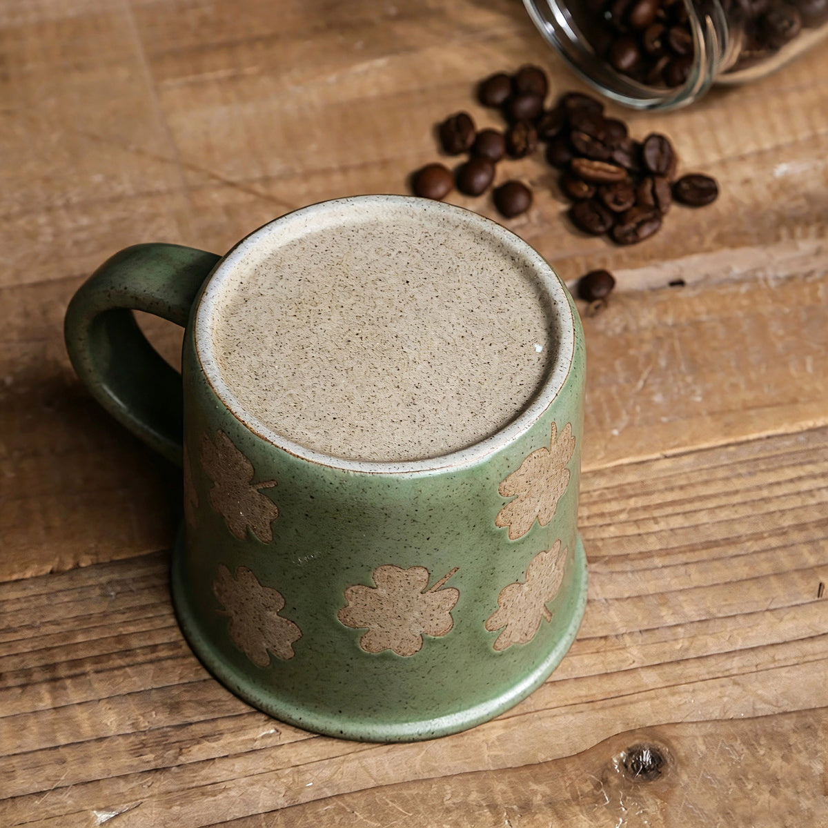 This vintage rough‑ceramic coffee mug comes in two styles, featuring a muted green speckled glaze full of rustic charm. One version is decorated with delicate four‑leaf clover patterns, while the other adopts a two‑tone color‑block design. It is ideal for enjoying coffee, tea, and daily hot drinks.