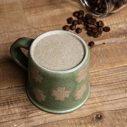 This vintage rough‑ceramic coffee mug comes in two styles, featuring a muted green speckled glaze full of rustic charm. One version is decorated with delicate four‑leaf clover patterns, while the other adopts a two‑tone color‑block design. It is ideal for enjoying coffee, tea, and daily hot drinks.