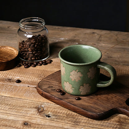 This vintage rough‑ceramic coffee mug comes in two styles, featuring a muted green speckled glaze full of rustic charm. One version is decorated with delicate four‑leaf clover patterns, while the other adopts a two‑tone color‑block design. It is ideal for enjoying coffee, tea, and daily hot drinks.