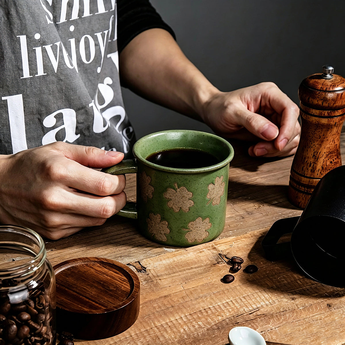 This vintage rough‑ceramic coffee mug comes in two styles, featuring a muted green speckled glaze full of rustic charm. One version is decorated with delicate four‑leaf clover patterns, while the other adopts a two‑tone color‑block design. It is ideal for enjoying coffee, tea, and daily hot drinks.